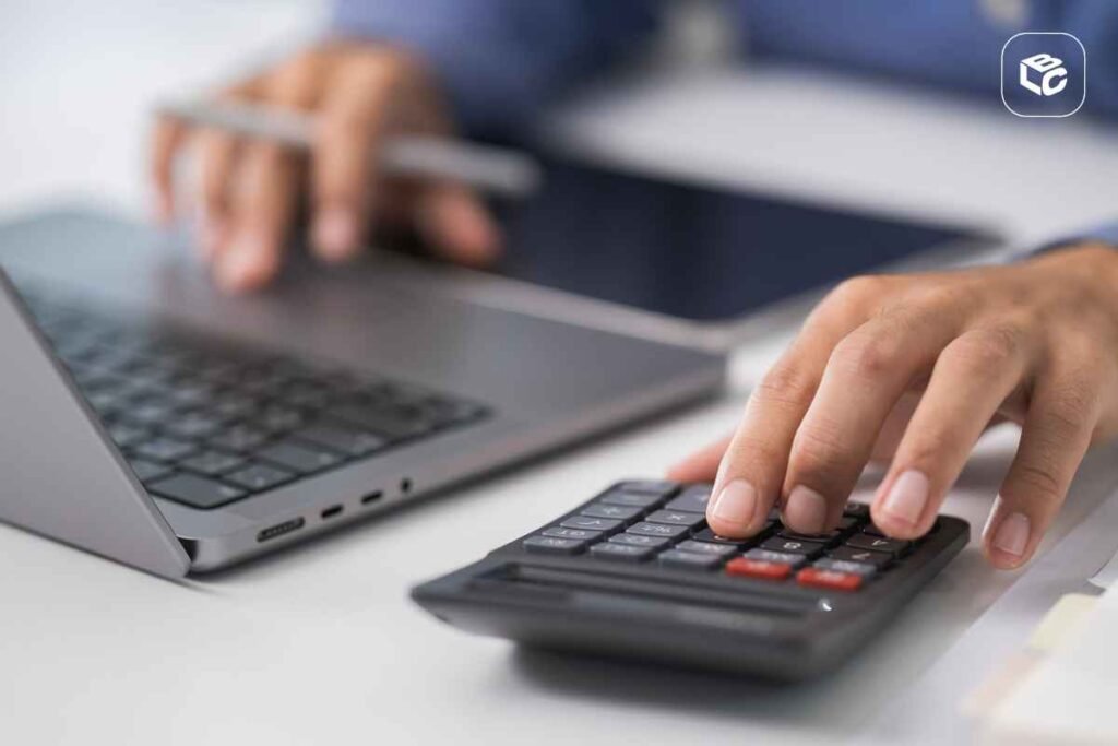 Mãos usando calculadora e laptop para contabilidade automática